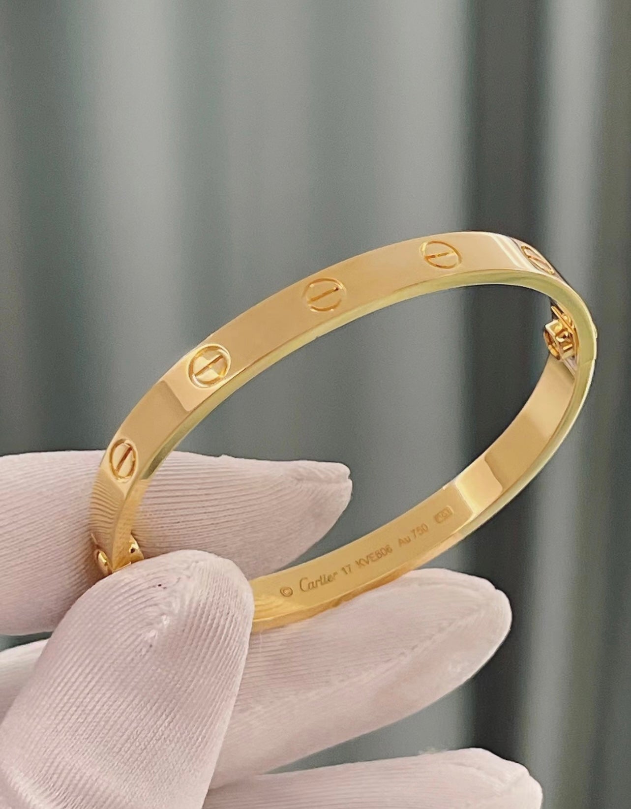 צמיד אלגנטי בגוון זהב אלגנטיות על-זמנית