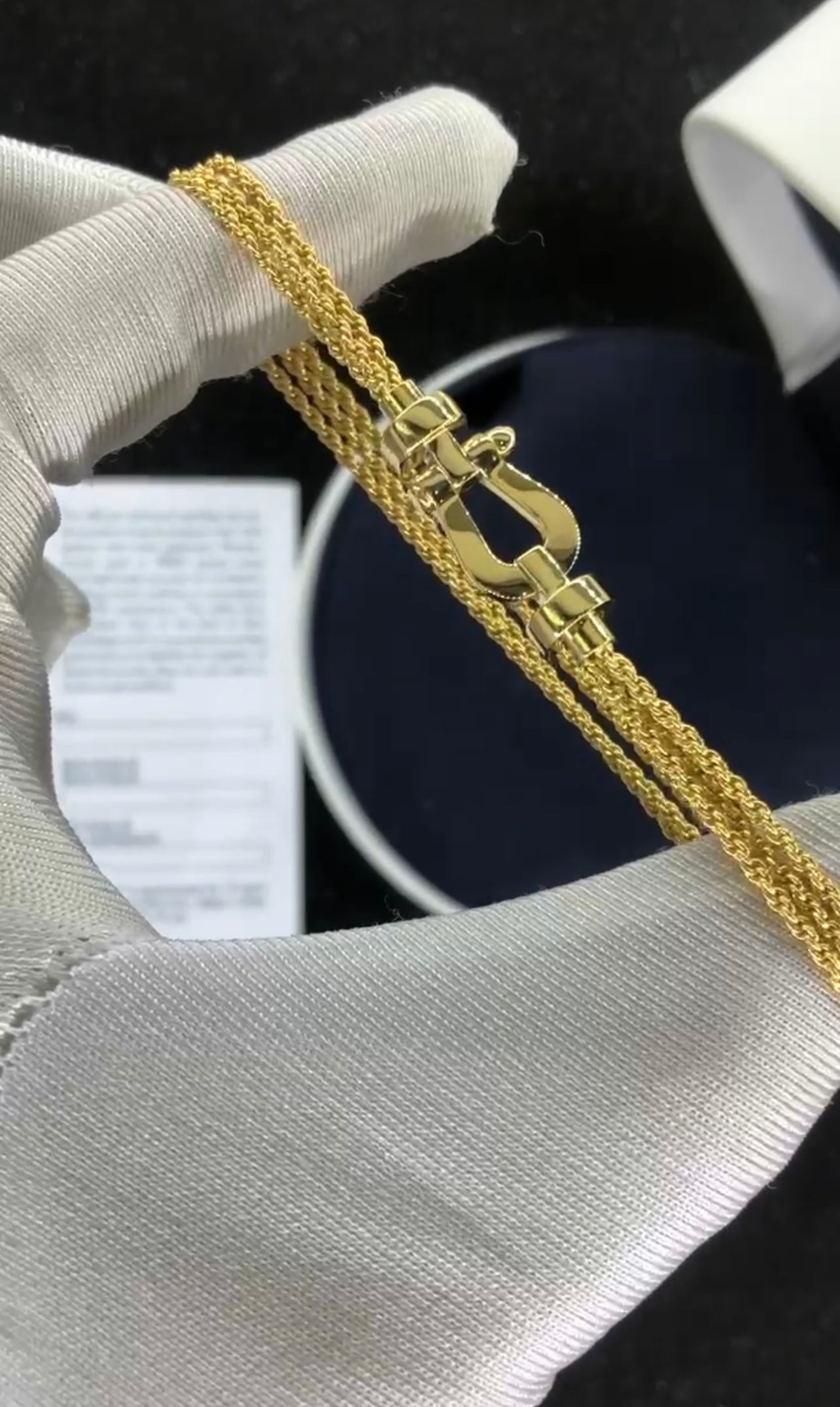 צמיד יוקרתי עם רצועת שרשרת בגוון זהב ואבזם בגוון זהב מבריק