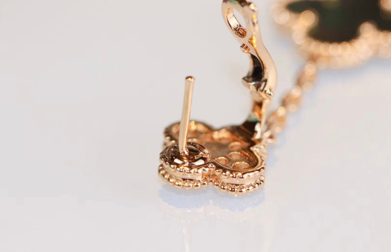 עגילי תלייה עם שני תלתנים צבע ורוד – זוהר ואלגנטיות בכל הופעה