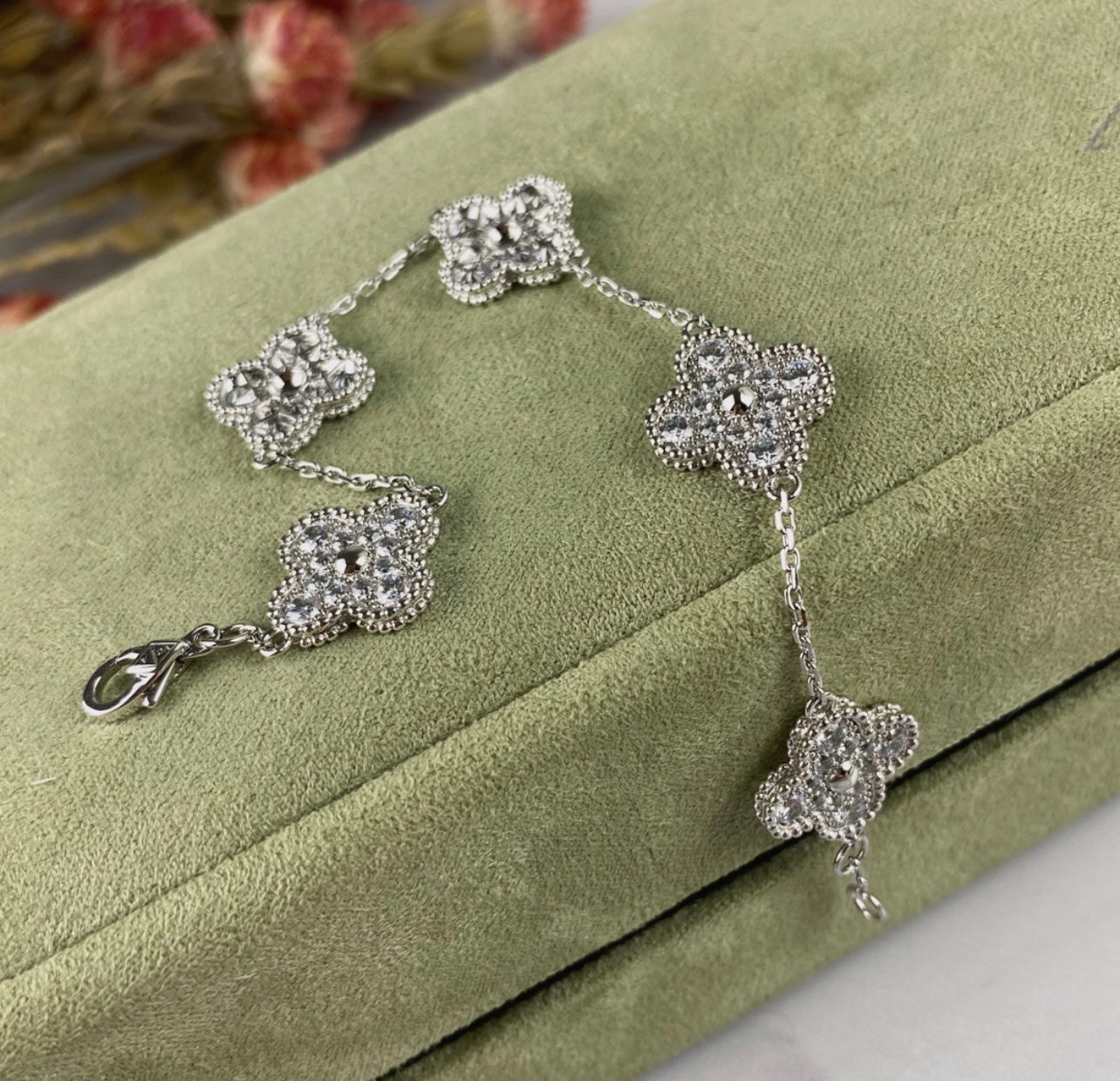 צמיד תלתן בגוון כסף עם 5 תלתנים בגוון כסף ומשובץ זירקונים נוצצים