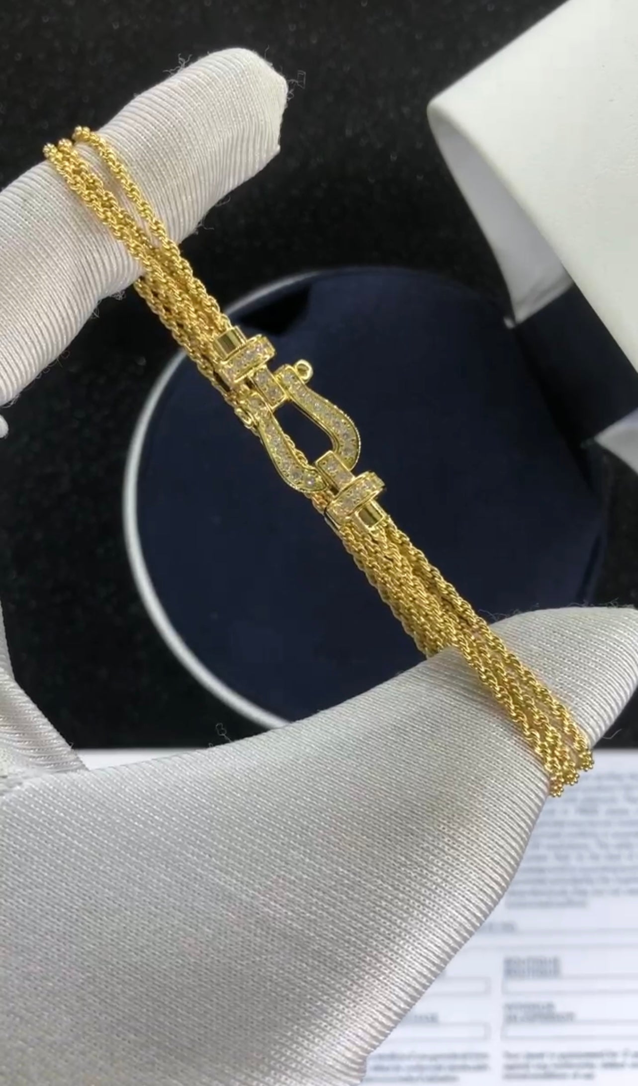 צמיד יוקרתי עם רצועת שרשרת בגוון זהב ואבזם בגוון זהב משובץ זירקונים