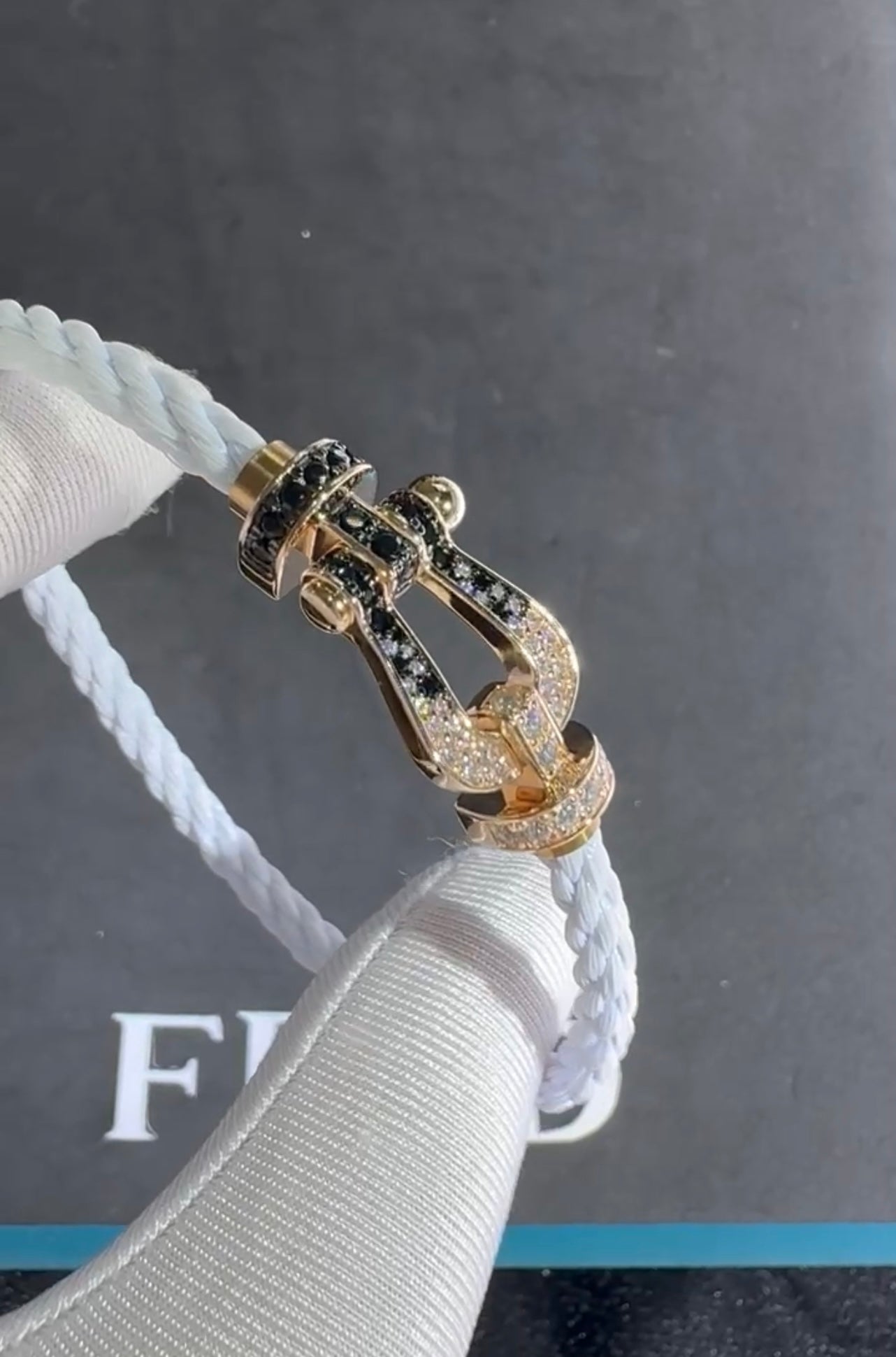 Bracelet de luxe avec un cordon blanc et un fermoir rose-doré incrusté de zircons noirs et blancs — JEWELLUXE™