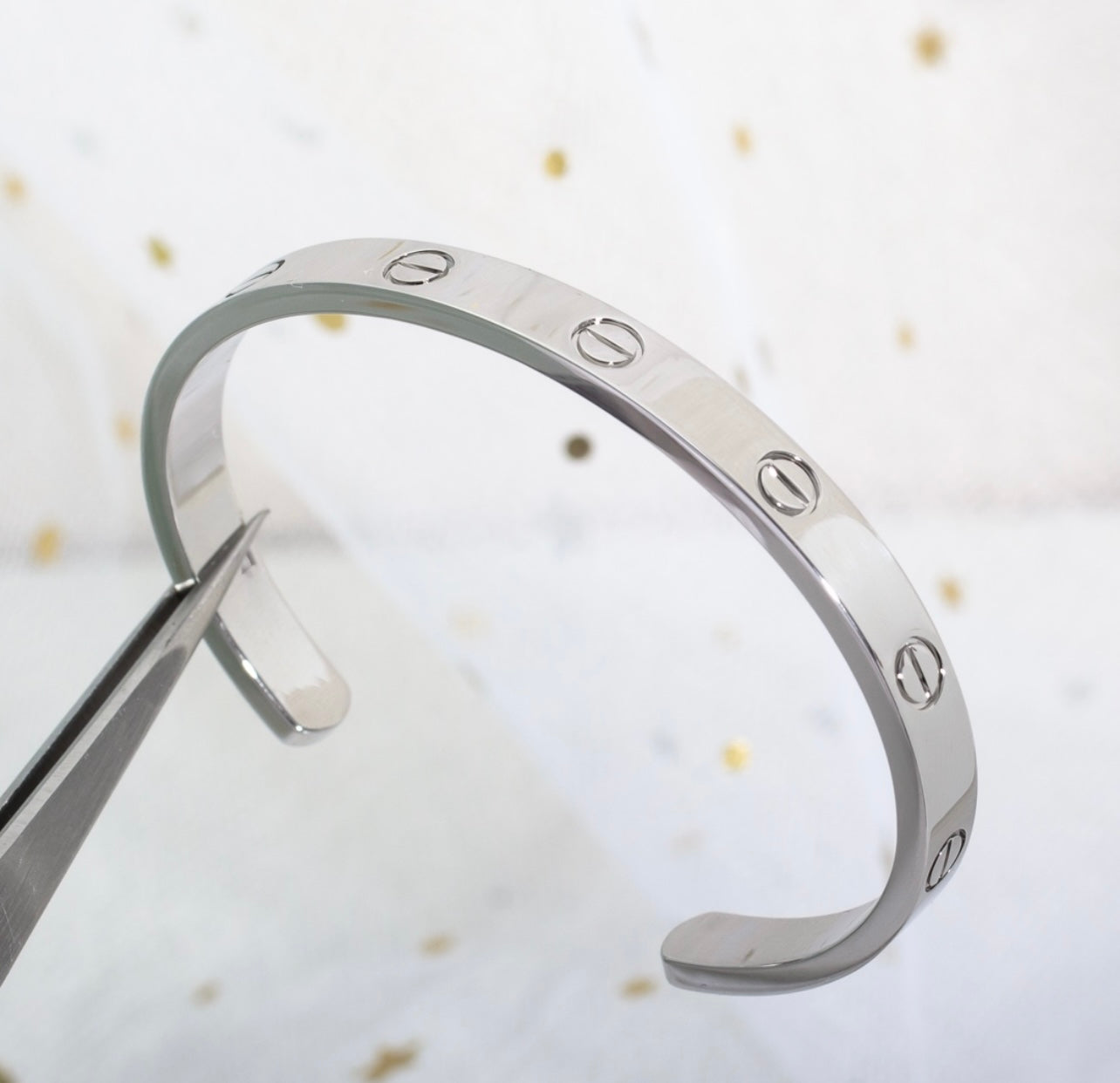 צמיד אלגנטי פתוח בגוון כסף מבריק