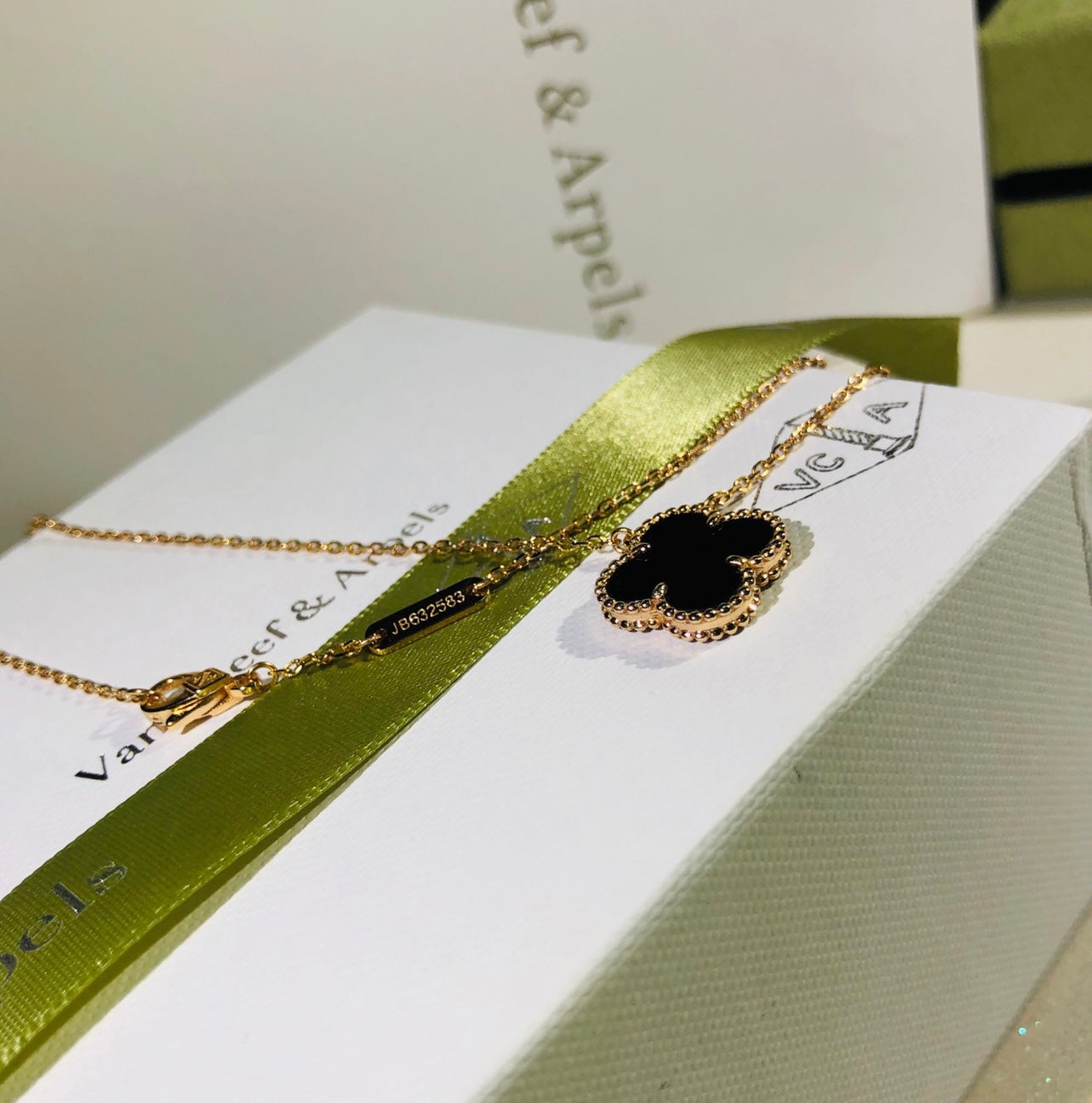 Halskette mit Kleeblatt-Anhänger in Schwarz