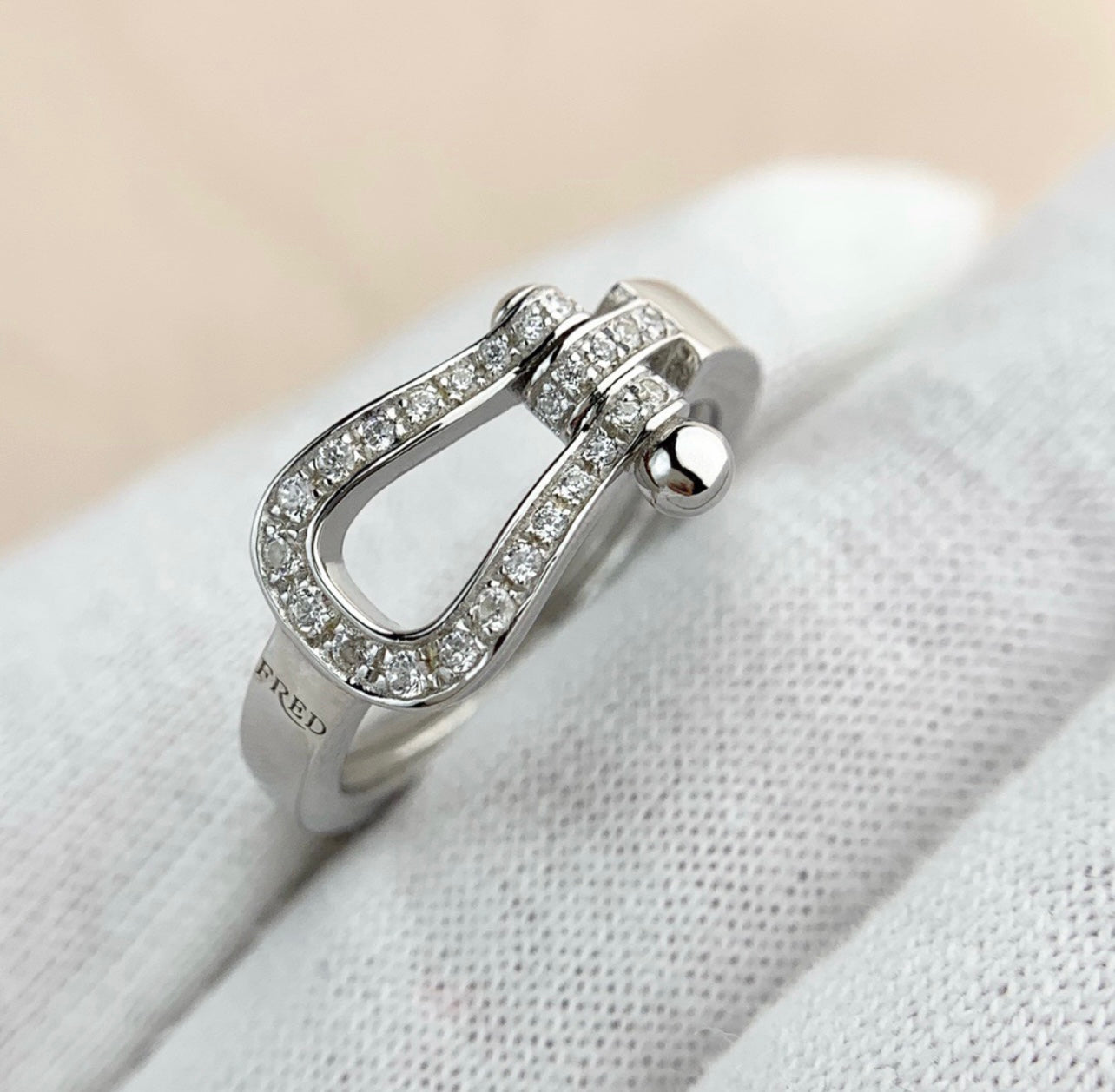 טבעת יוקרתית בגוון כסף – משובצת זירקונים מנצנצים