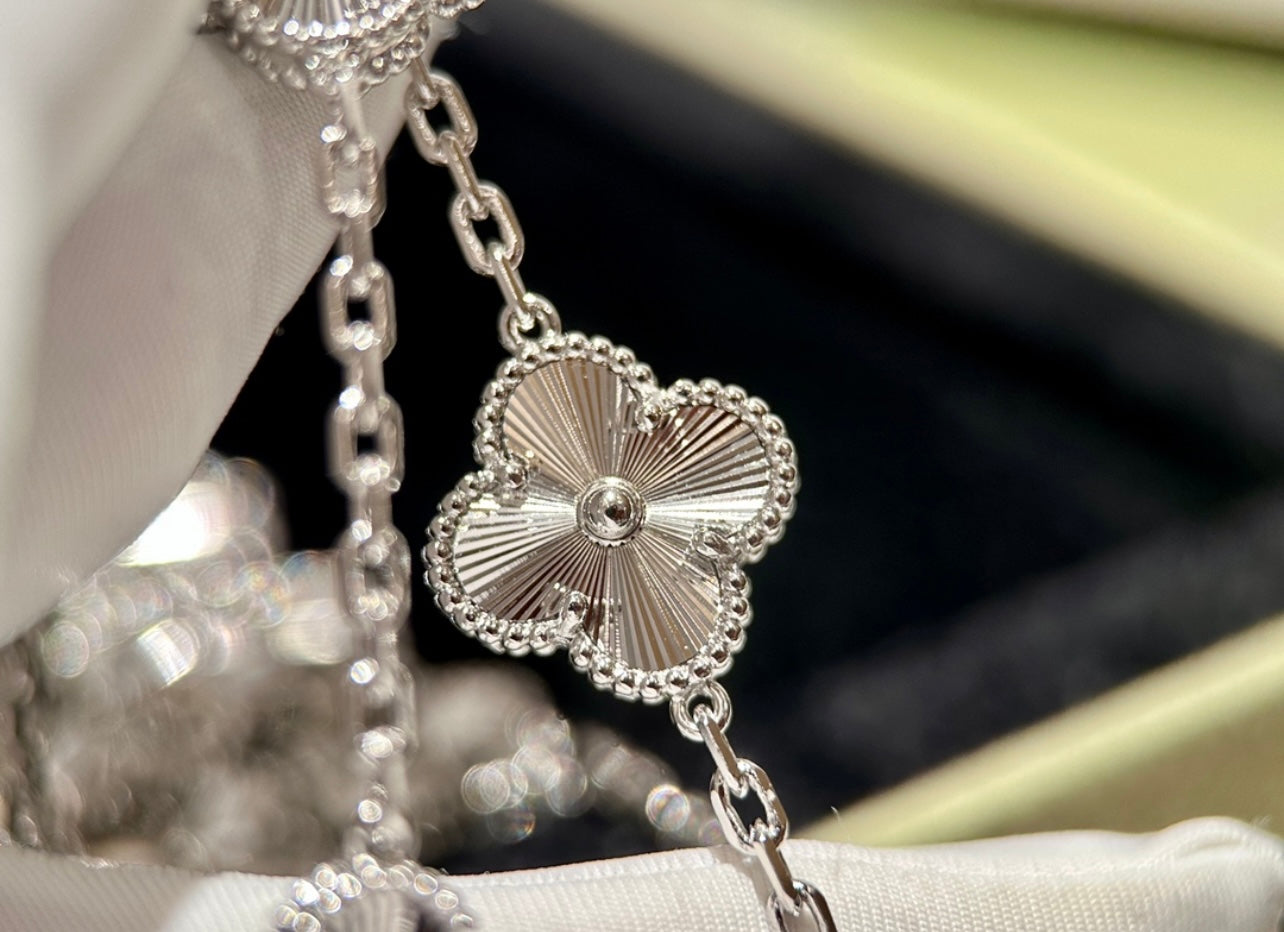 שרשרת 20 תלתנים בגוון כסף עם תליון תלתן בגוון כסף