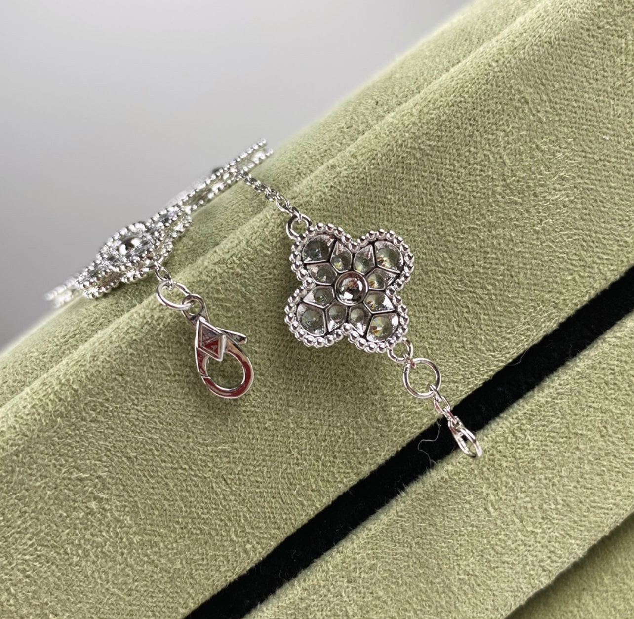 צמיד תלתן בגוון כסף עם 5 תלתנים בגוון כסף ומשובץ זירקונים נוצצים