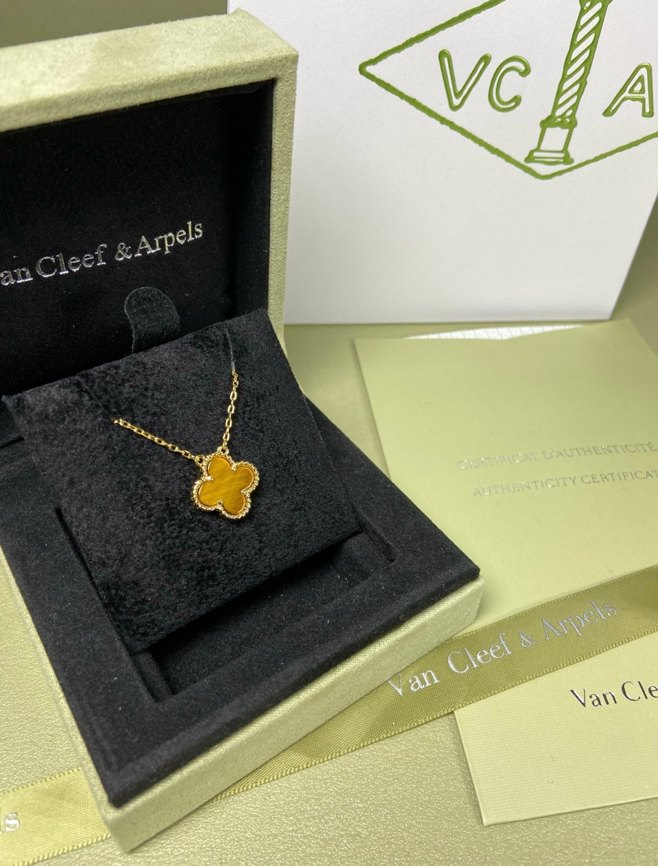 שרשרת תלתן בגוון זהב עם תליון תלתן בגוון חום