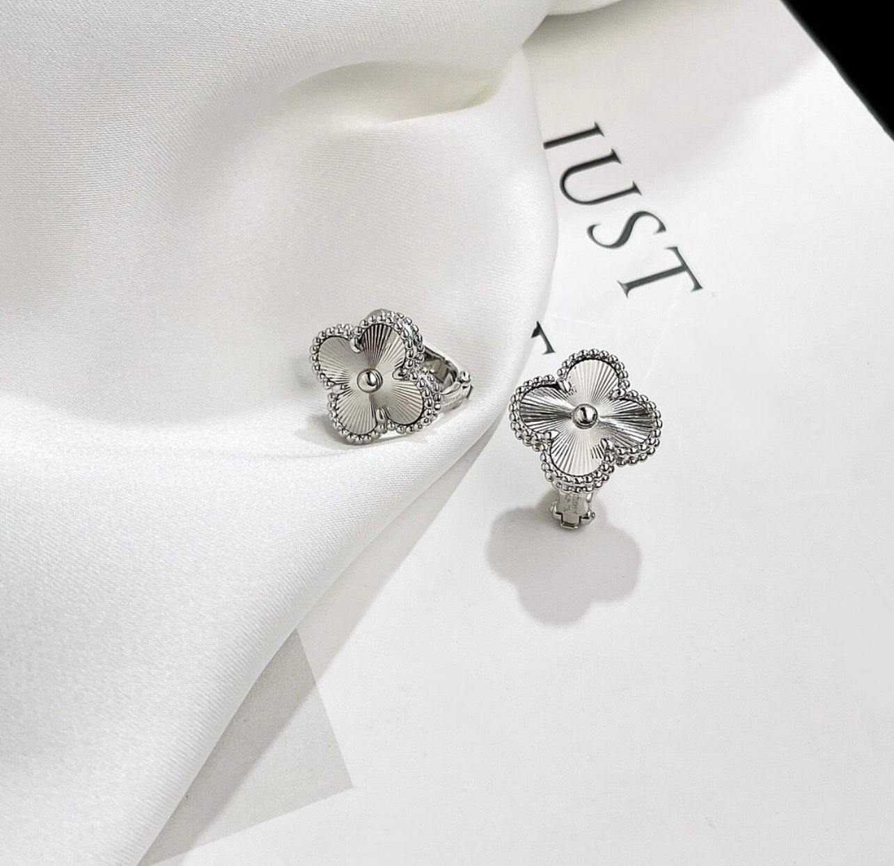 הוסיפי נגיעה של יוקרה עם זוג עגילי תלתן מכסף 925 - Jewelluxe