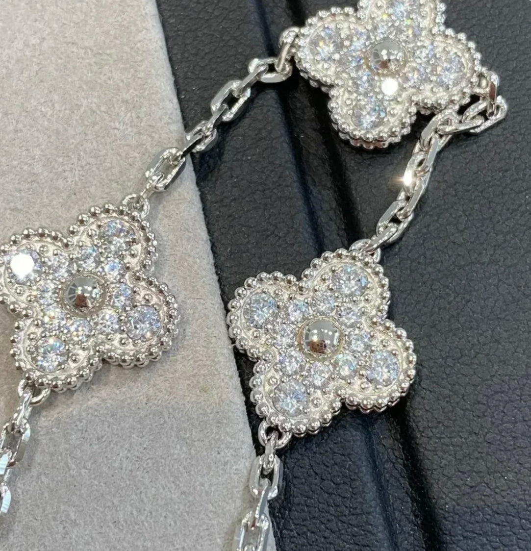 צמיד תלתן בגוון כסף עם 5 תלתנים בגוון כסף ומשובץ זירקונים נוצצים