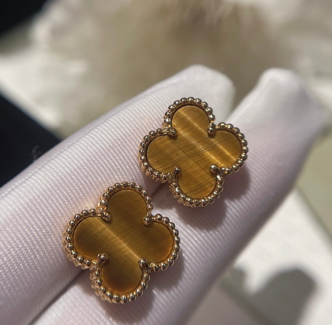 עגילי תלתן בגוון חום – אלגנטיות קלאסית