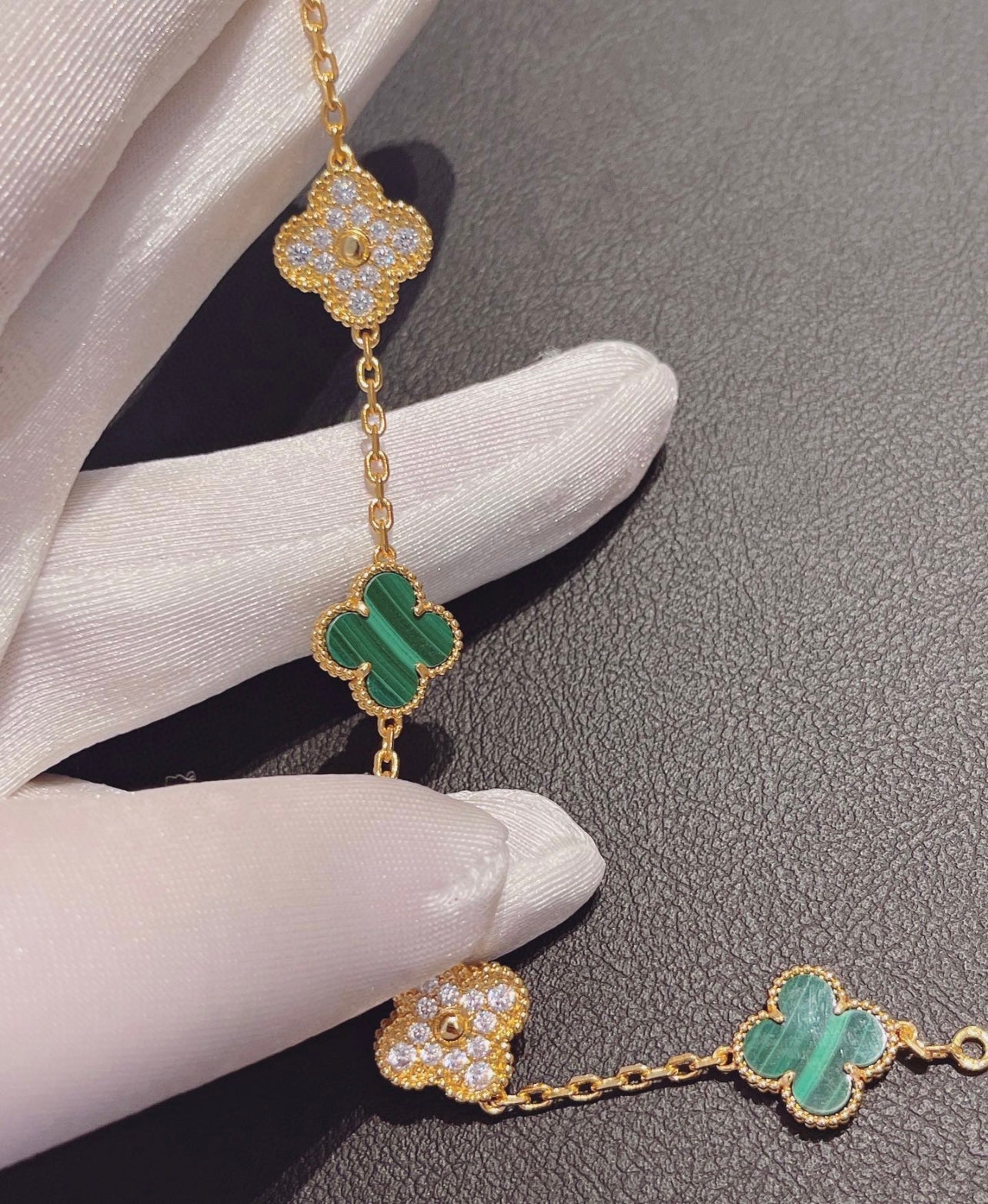 צמיד תלתן בגוון זהב עם 5 תלתנים בגוון ירוק ומשובץ זירקונים נוצצים