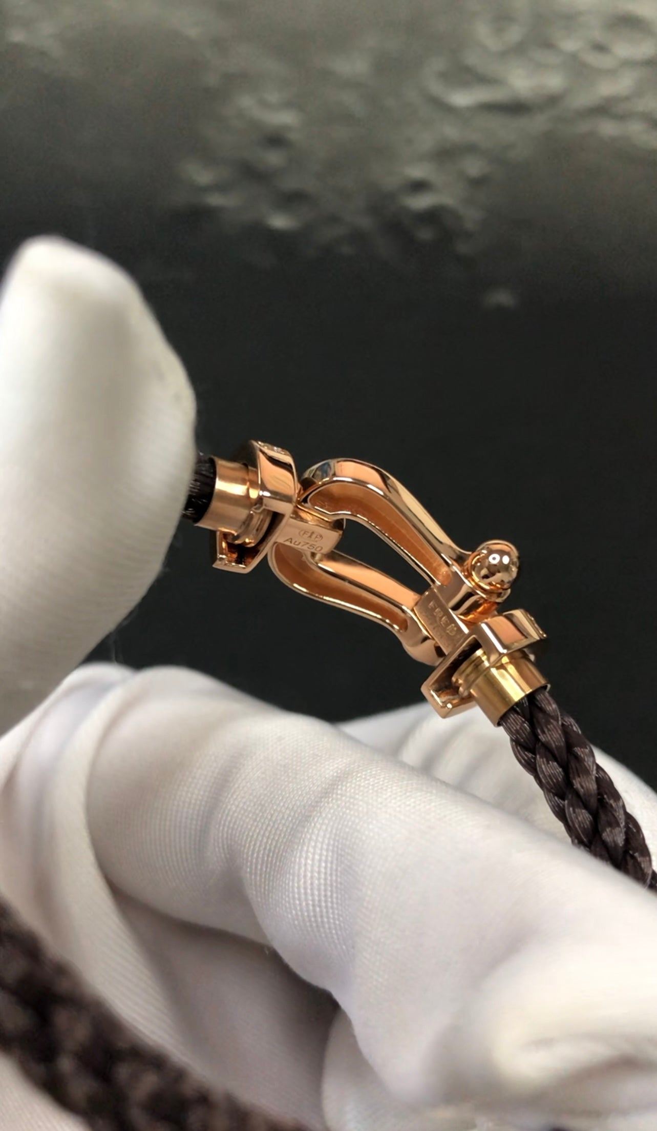 צמיד יוקרתי עם רצועת חבל חומה ואבזם בגוון זהב ורוד משובץ בחצי זירקונים