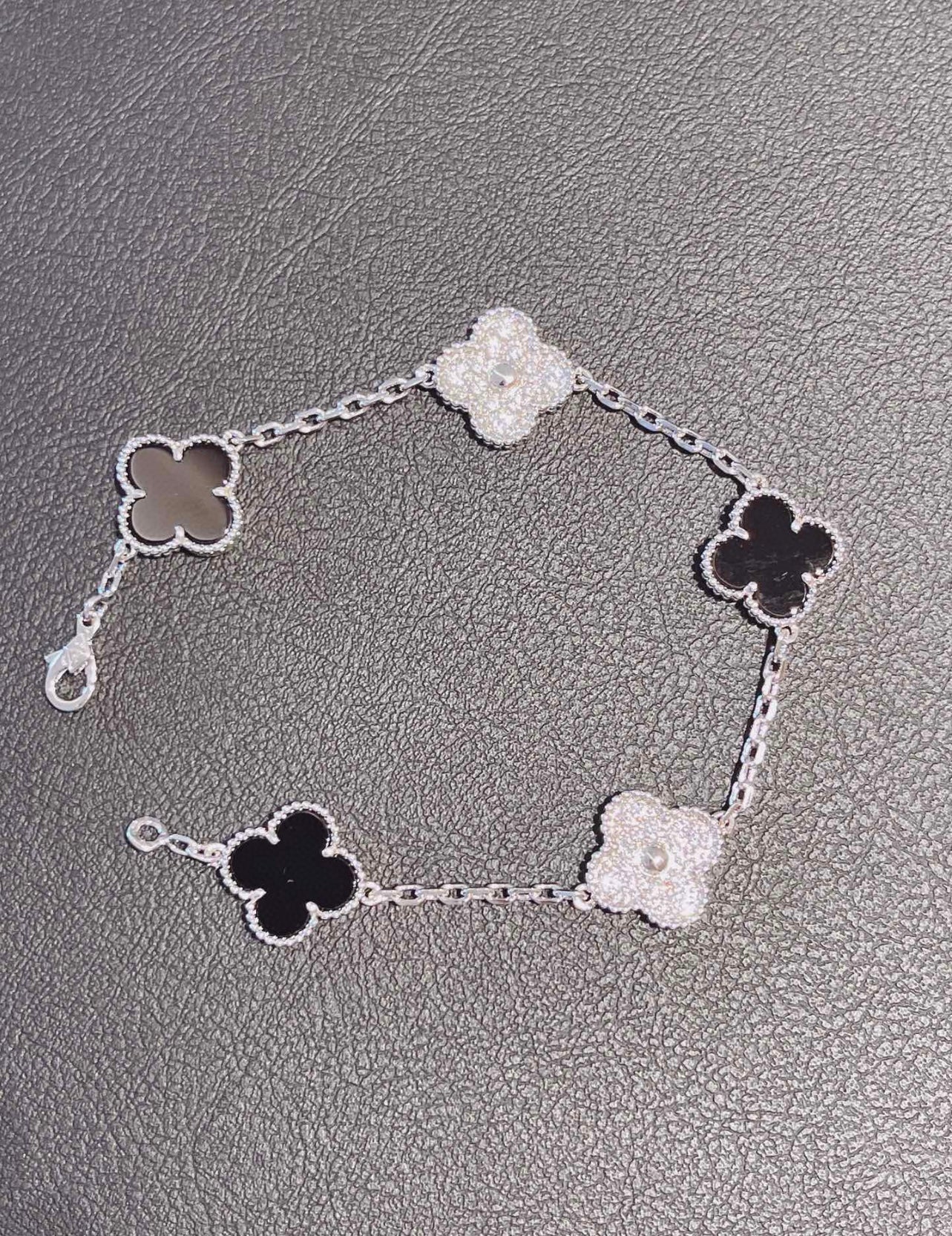 צמיד תלתן בגוון כסף עם 5 תלתנים בגוון שחור ומשובץ זירקונים נוצצים