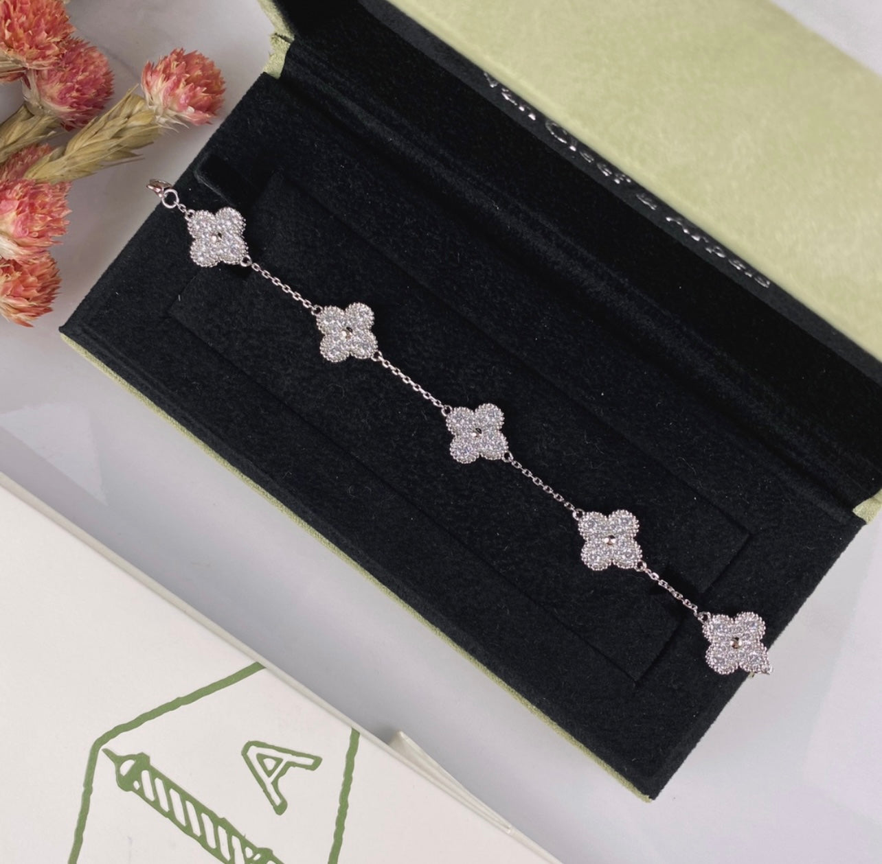 צמיד תלתן בגוון כסף עם 5 תלתנים בגוון כסף ומשובץ זירקונים נוצצים