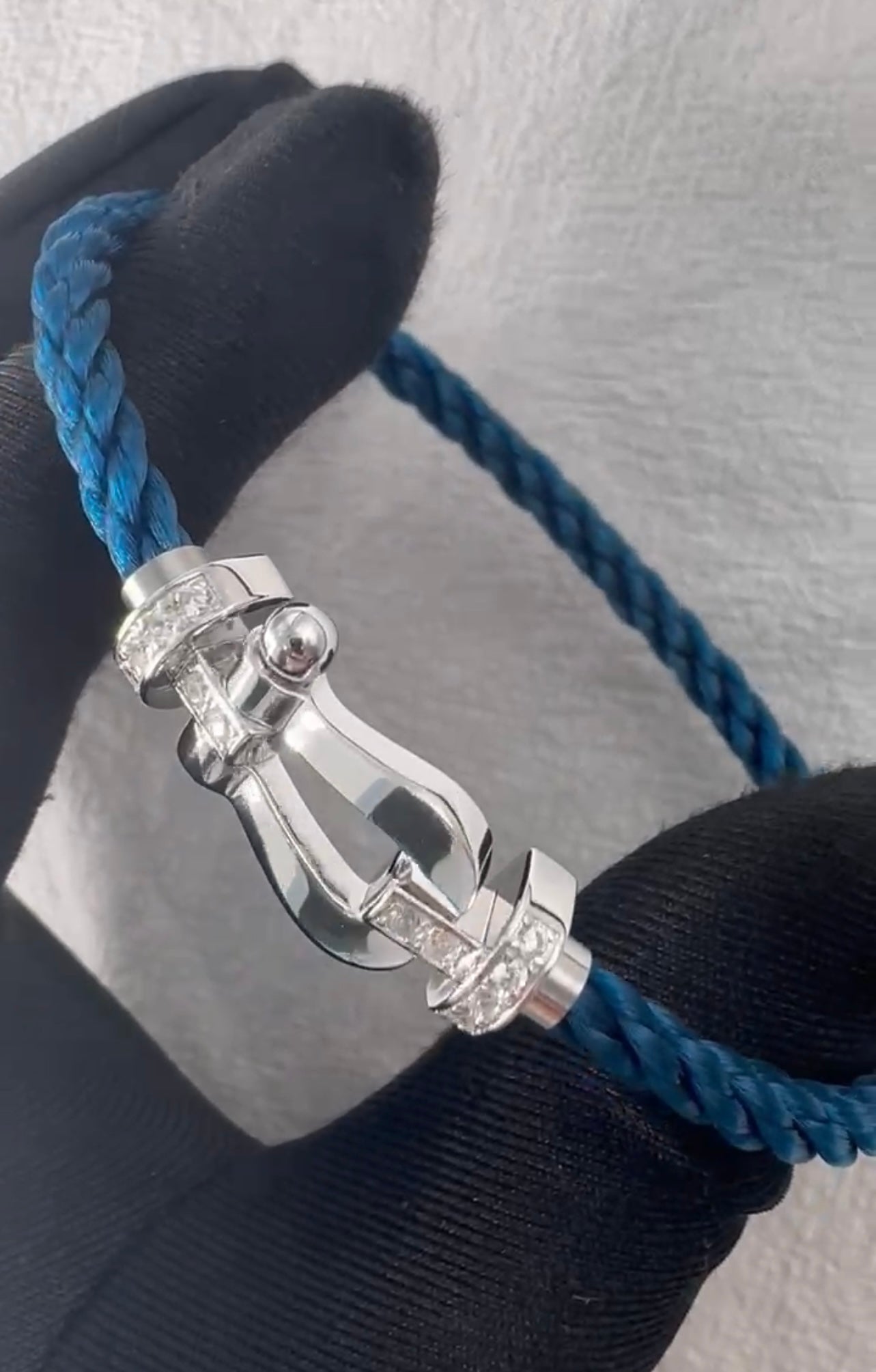 צמיד יוקרתי עם רצועת חבל בגוון ריביירה ואבזם בגוון כסף משובץ בחצי זירקונים