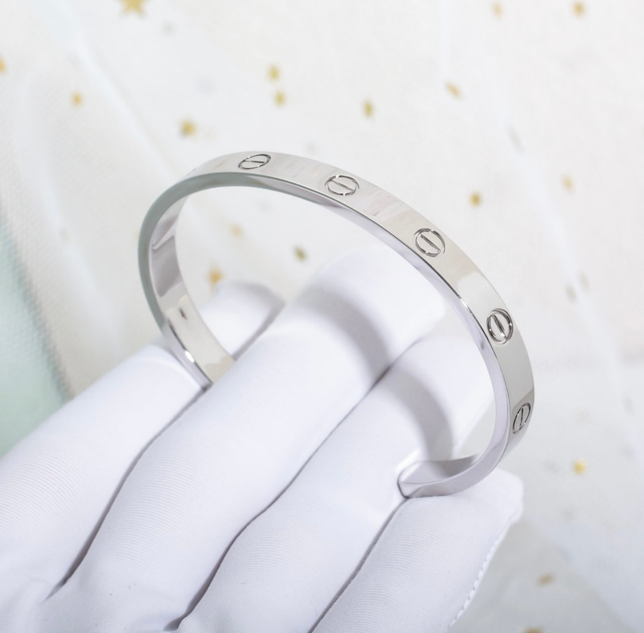 צמיד אלגנטי פתוח בגוון כסף מבריק