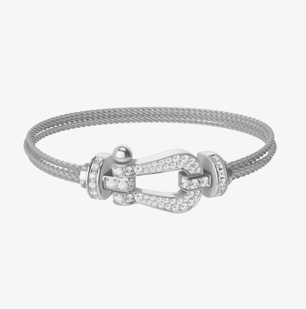 צמיד יוקרתי עם רצועת שרשרת כסופה ואבזם בגוון כסף משובץ זירקונים