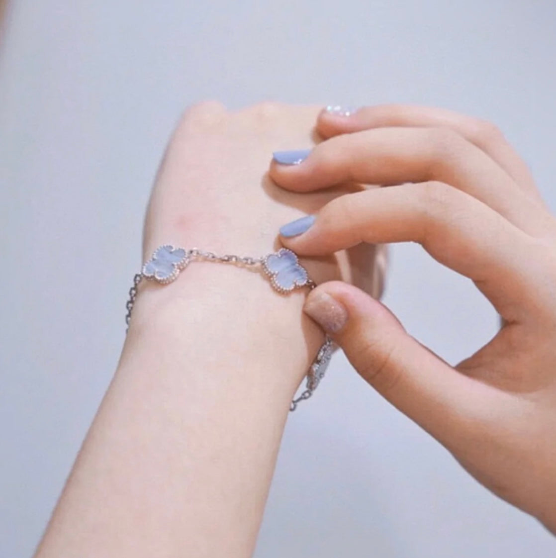 צמיד תלתן בגוון כסף עם 5 תלתנים בגוון תכלת