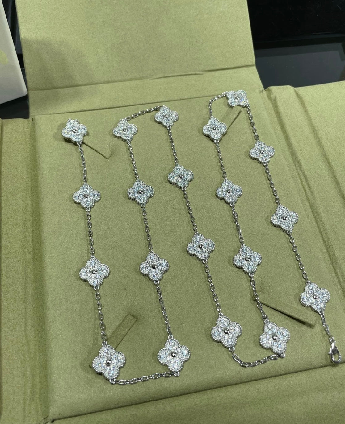 Halskette 20 Kleeblätter in Farbton Silber mit Anhänger Kleeblatt besetzt mit Zirkonen funkelnd