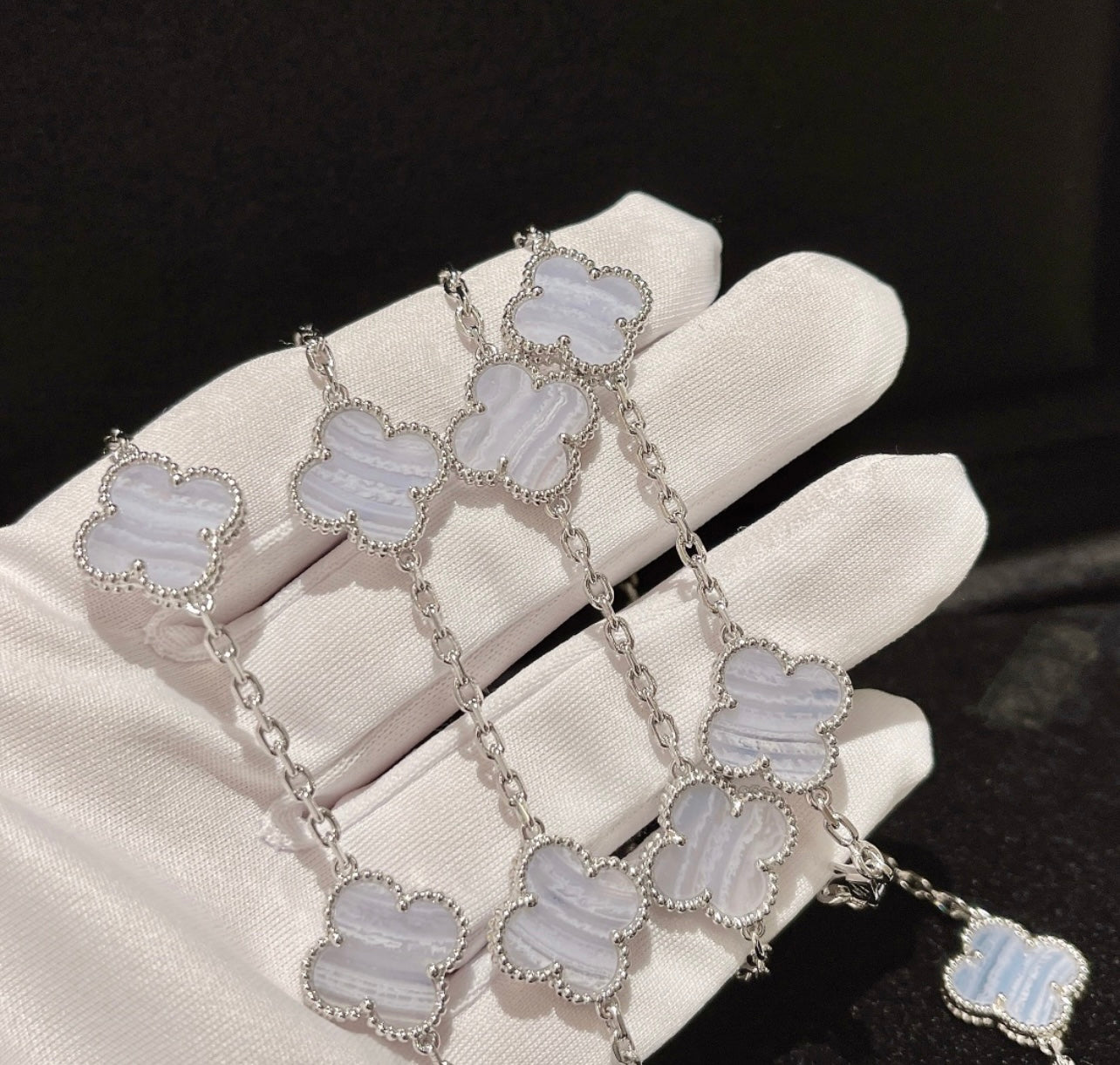 שרשרת 20 תלתנים צבע כסוף עם תליון תלתן תכלת