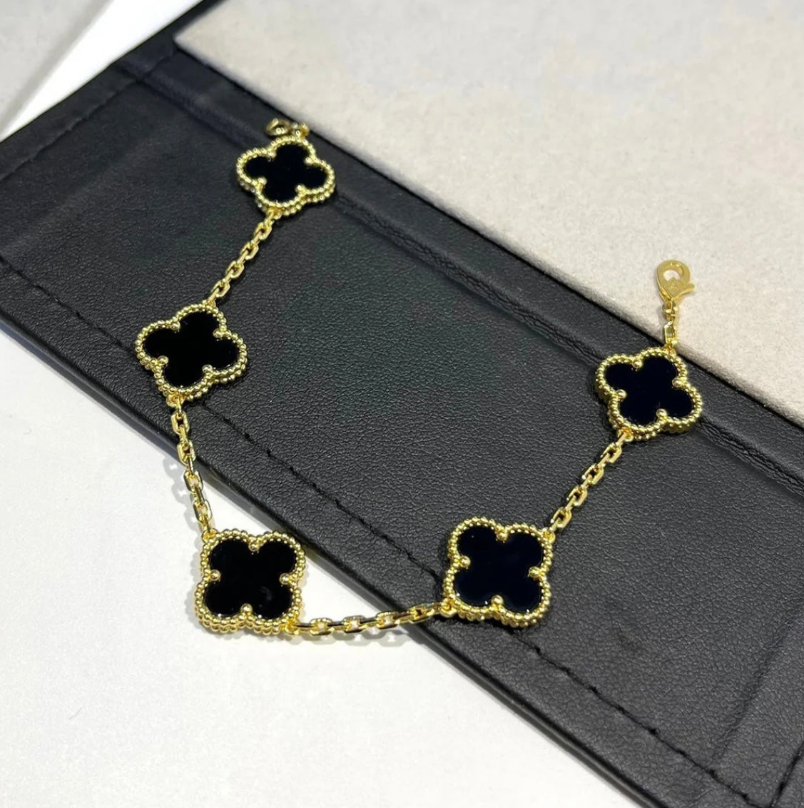 Dreiblatt-Armband mit 5 schwarzen Kleeblättern