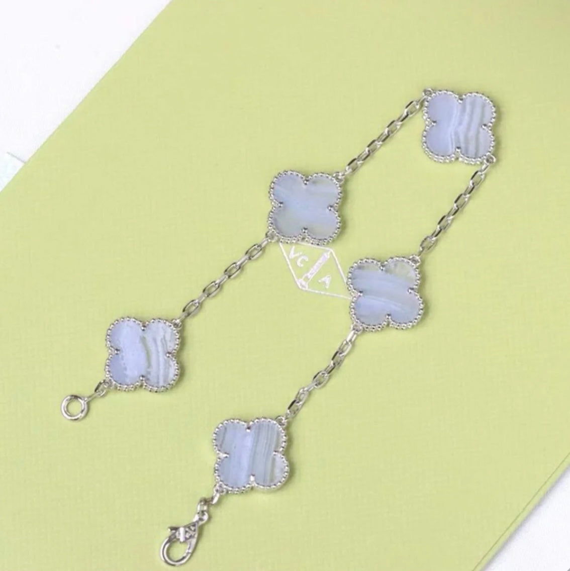 צמיד תלתן בגוון כסף עם 5 תלתנים בגוון תכלת