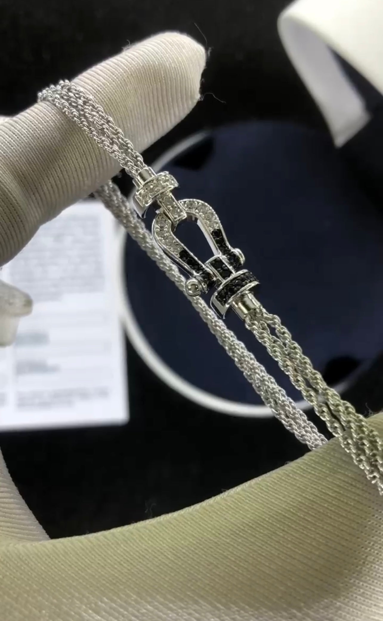 צמיד יוקרתי עם רצועת שרשרת כסופה ואבזם בגוון כסף משובץ זירקונים שחורים