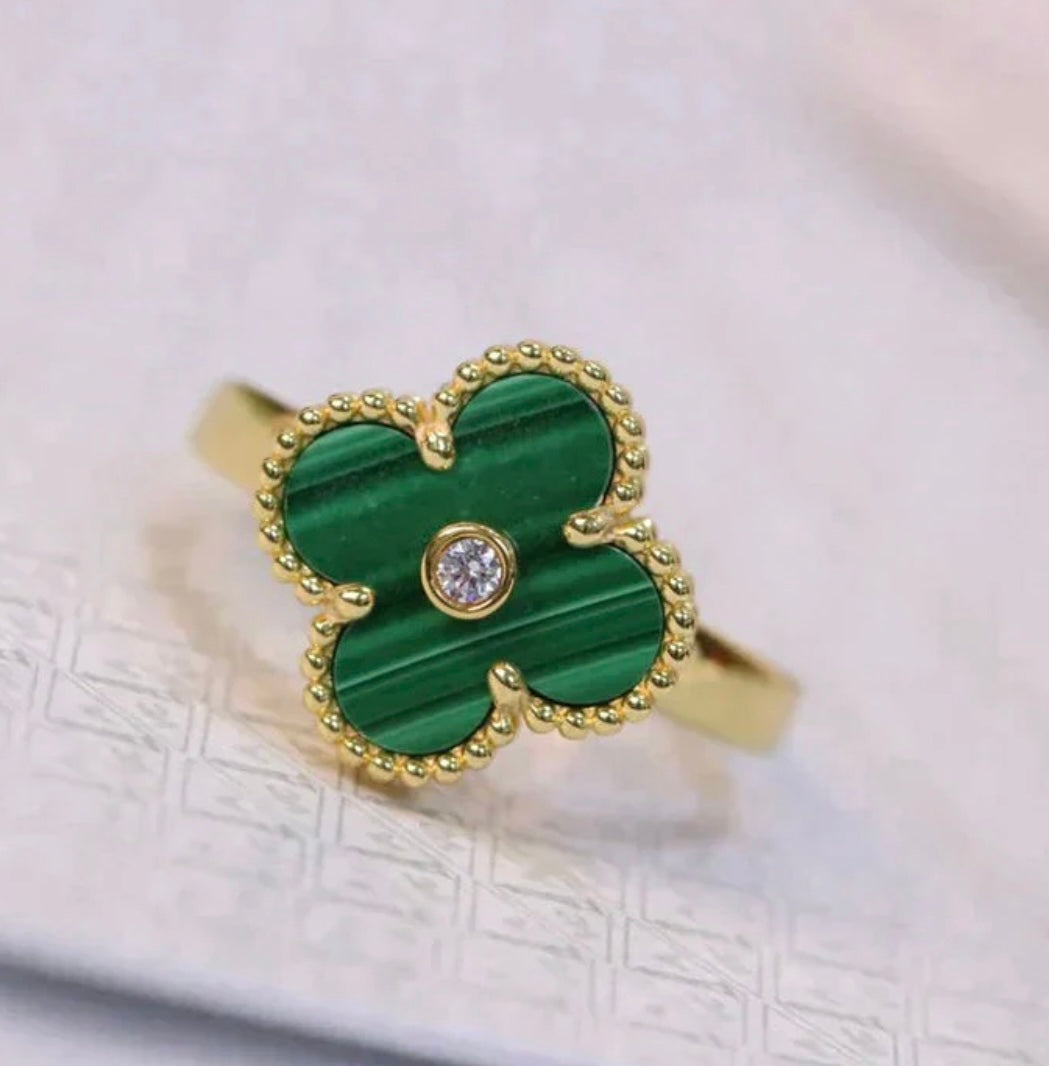 Grüner Kleeblatt-Ring, in der Mitte mit einem funkelnden Zirkon besetzt