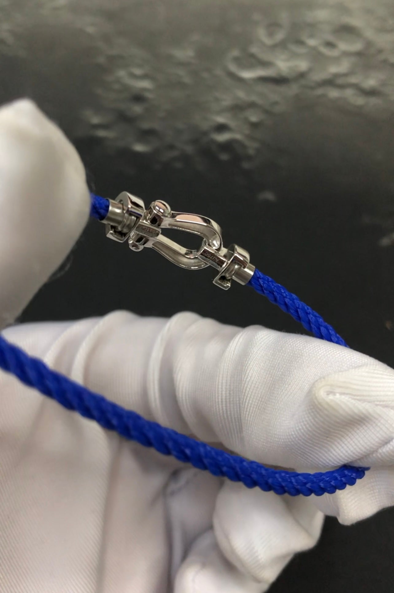 צמיד יוקרתי עם רצועת חבל בצבע כחול ואבזם כסוף