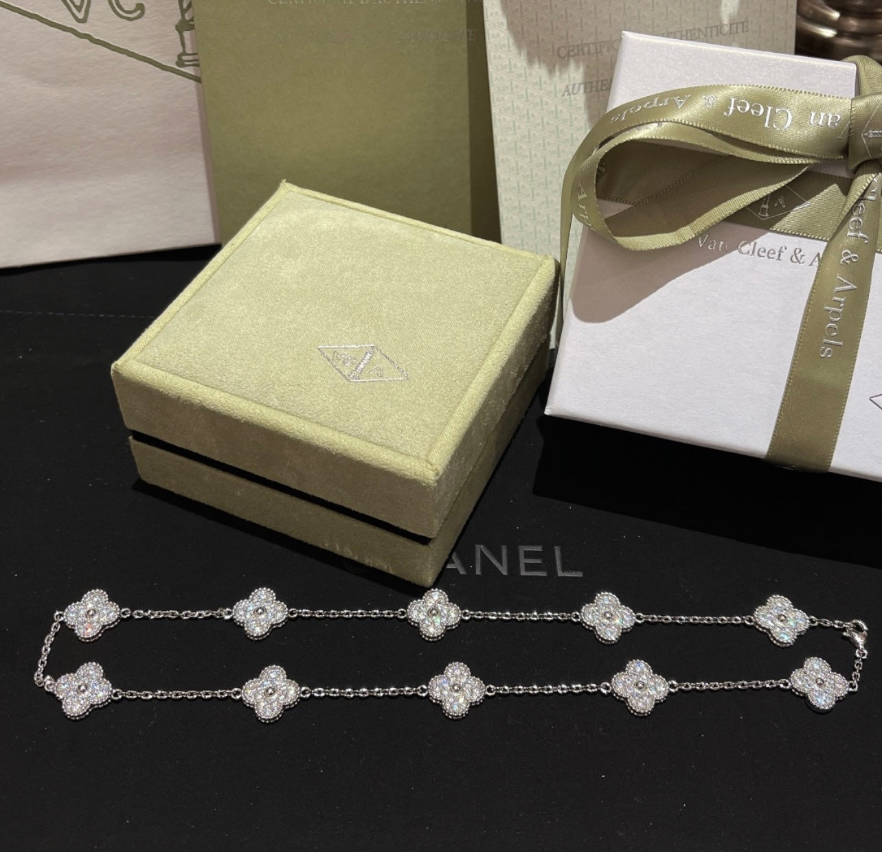 שרשרת 10 תלתנים בגוון כסף עם תליון תלתן בגוון כסף ומשובץ זירקונים נוצצים