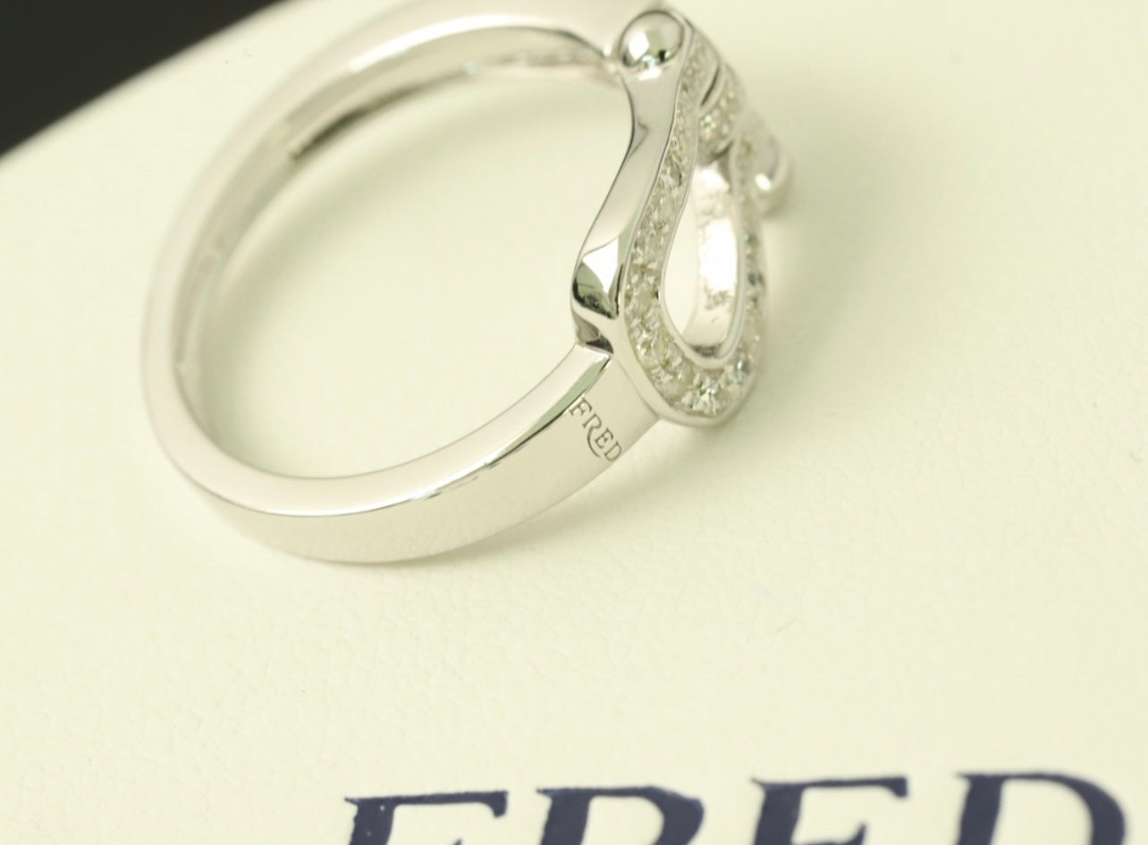 טבעת יוקרתית בגוון כסף – משובצת זירקונים מנצנצים