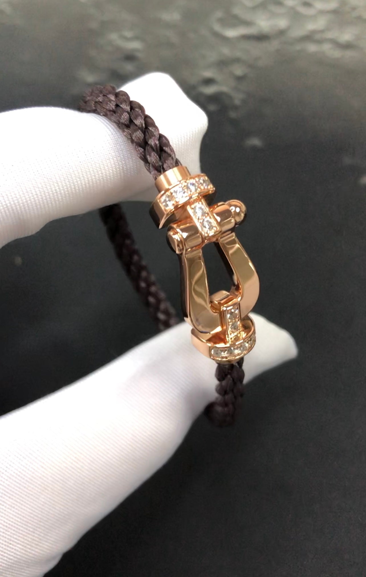 צמיד יוקרתי עם רצועת חבל חומה ואבזם בגוון זהב ורוד משובץ בחצי זירקונים