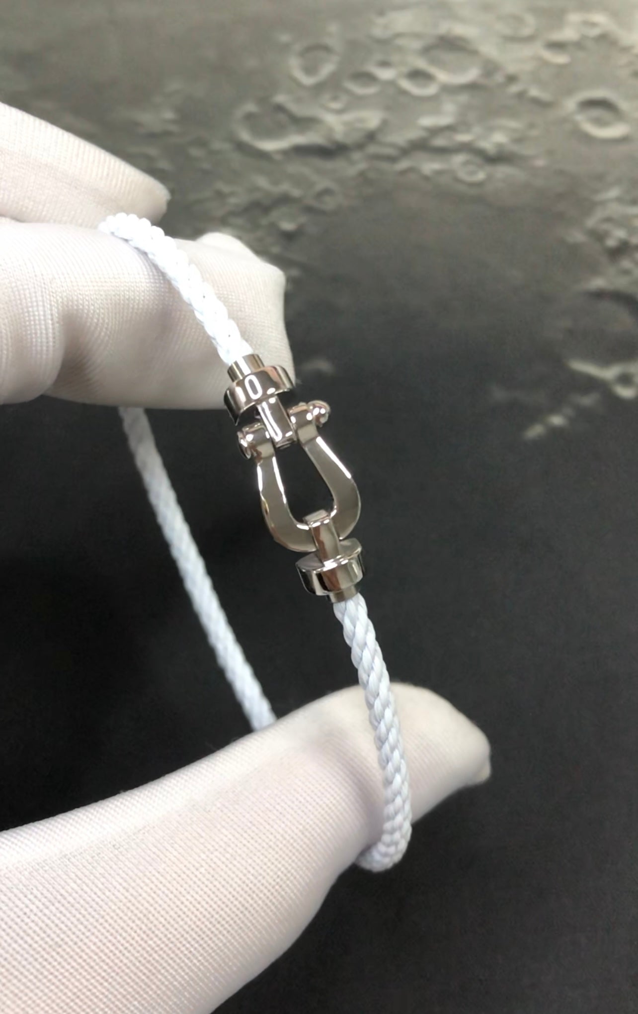 צמיד יוקרתי עם רצועת חבל בצבע לבן ואבזם כסוף