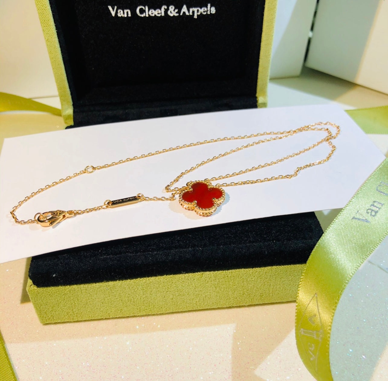 Halskette mit Kleeblatt-Anhänger in Rot