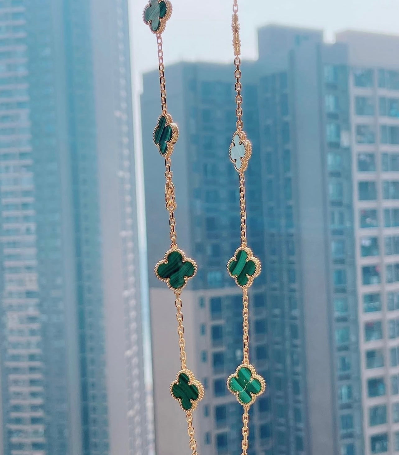 שרשרת 10 תלתנים בגוון זהב עם תליון תלתן בגוון ירוק