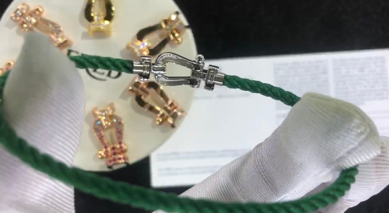 צמיד יוקרתי עם רצועת חבל ירוקה ואבזם בגוון כסף משובץ חצי זירקונים