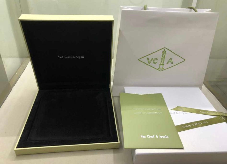 שרשרת יוקרתית בציפוי זהב עם תליון תלתן אדום - Jewelluxe