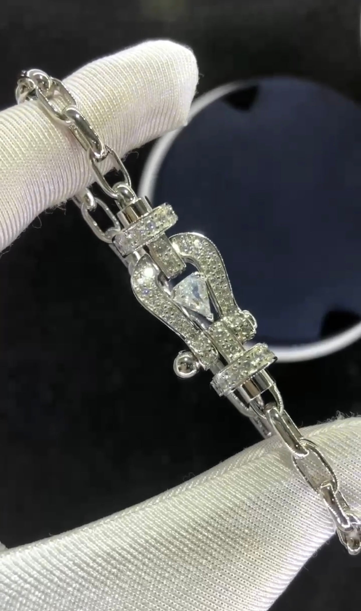 Bracelet luxueux avec une chaîne en argent et une boucle argentée parsemée de zircons, avec une pierre centrale de 0,5 carat