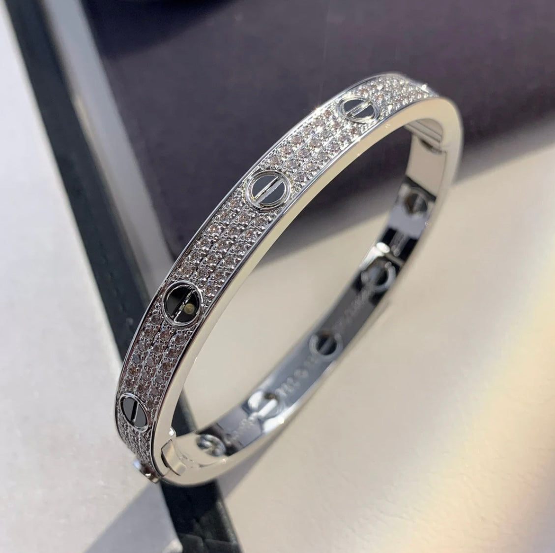 צמיד פרמיום בגוון כסף משובץ זירקונים נוצצים בצורה מיוחדת