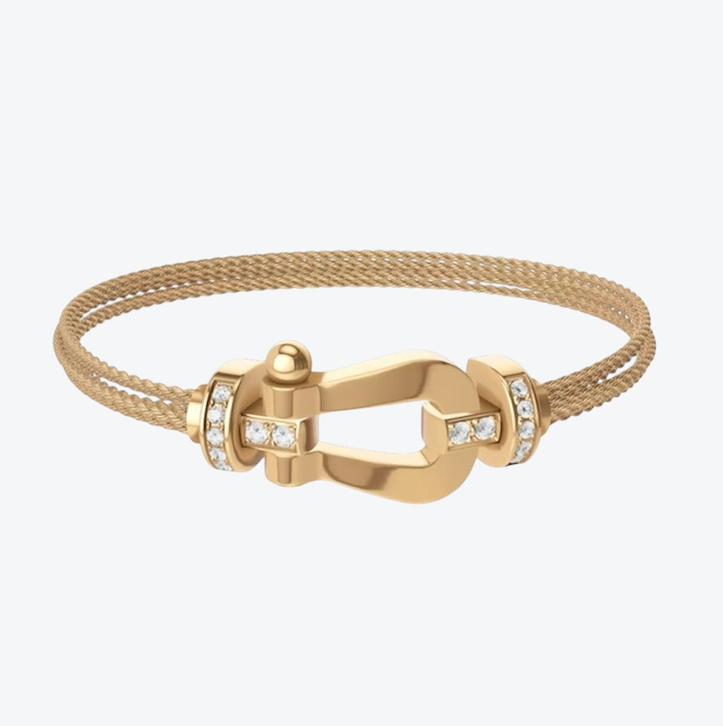 צמיד יוקרתי עם רצועת שרשרת בגוון זהב ואבזם בגוון זהב משובץ חצי זירקונים