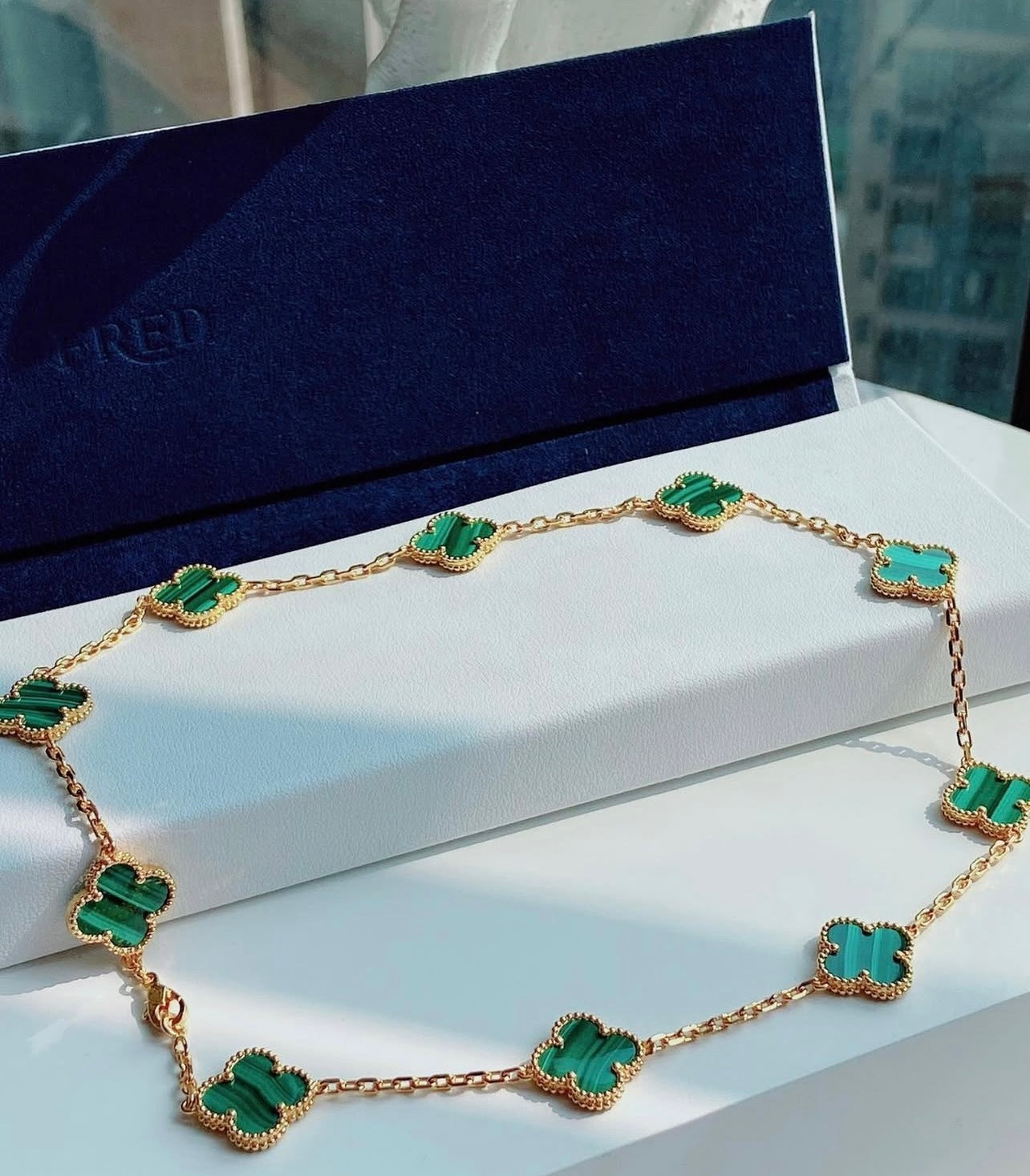 שרשרת 10 תלתנים בגוון זהב עם תליון תלתן בגוון ירוק