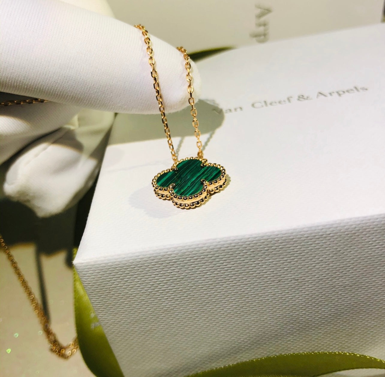 Halskette mit Kleeblatt-Anhänger in Grün