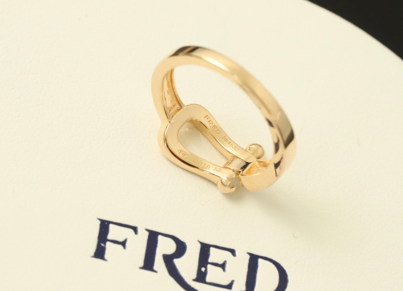 טבעת יוקרתית בגוון זהב – משובצת זירקונים מנצנצים