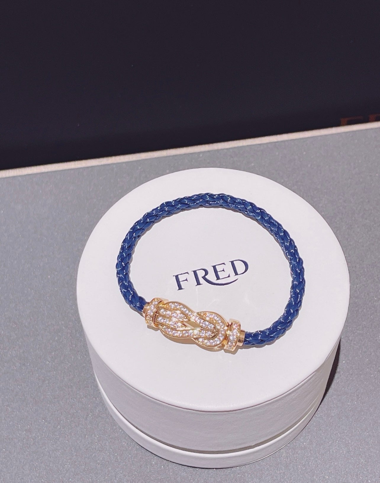 צמיד יוקרתי עם רצועת חבל כחולה עם אבזם אינסוף בגוון זהב ורוד משובץ זירקונים