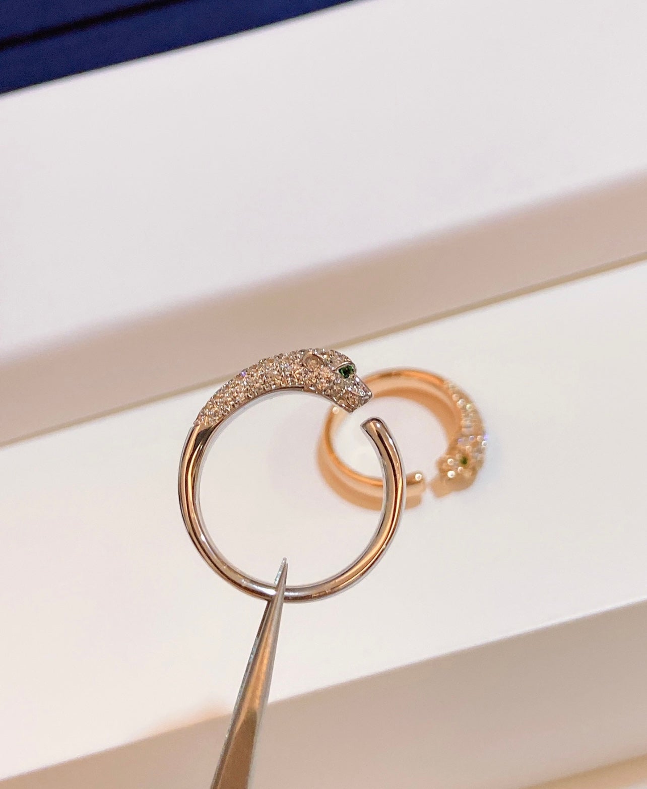 טבעת אלגנטית פנתר בגוון כסף משובצת זירקונים נוצצים