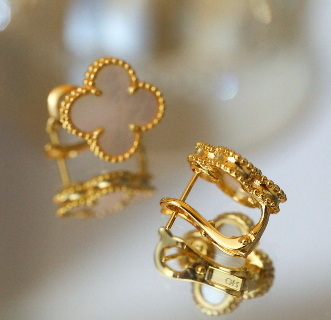 עגילי תלתן יוקרתיים בגוון לבן