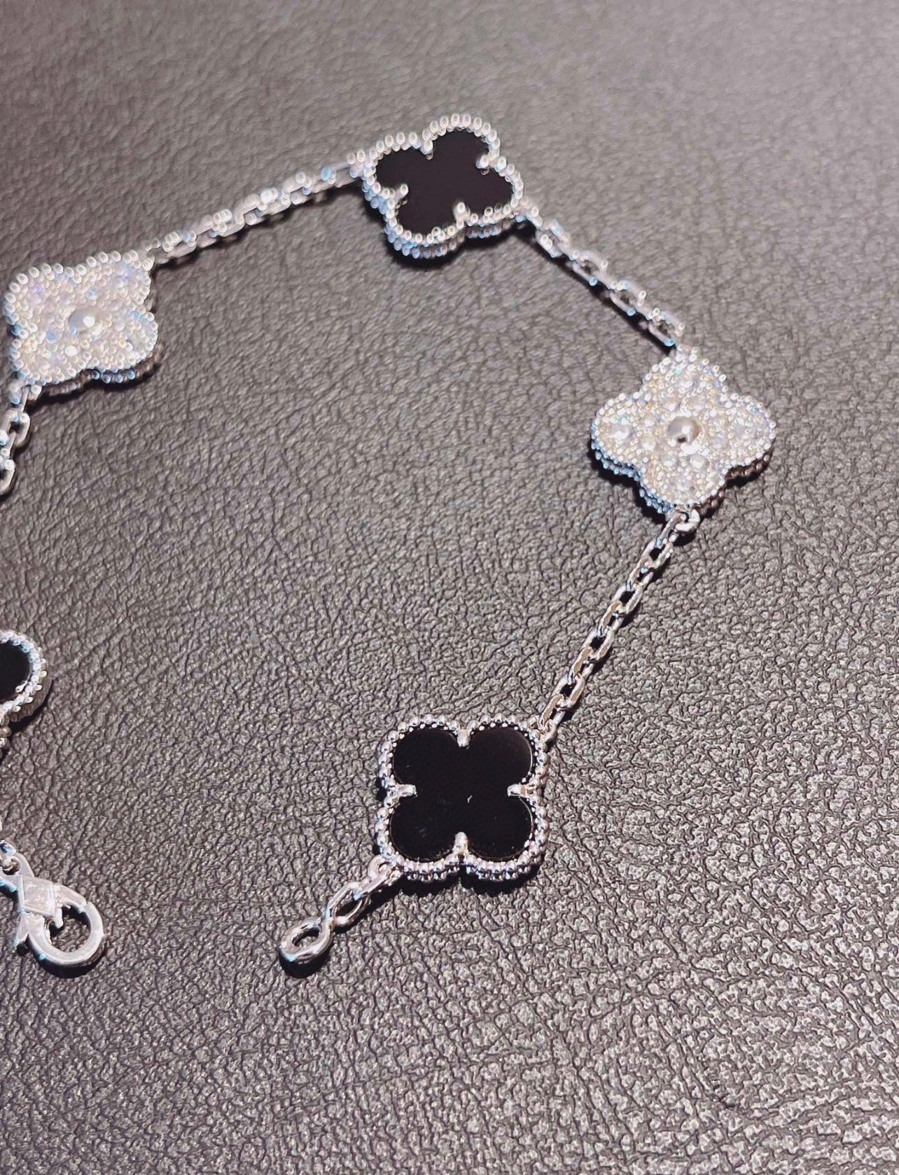 Kleeblatt-Armband mit 5 schwarzen Kleeblättern.