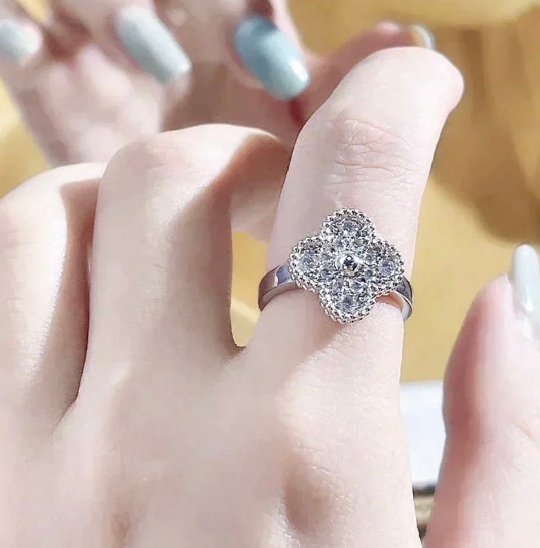 טבעת תלתן בגוון כסף תלתן משובץ זירקונים נוצצים במרכז