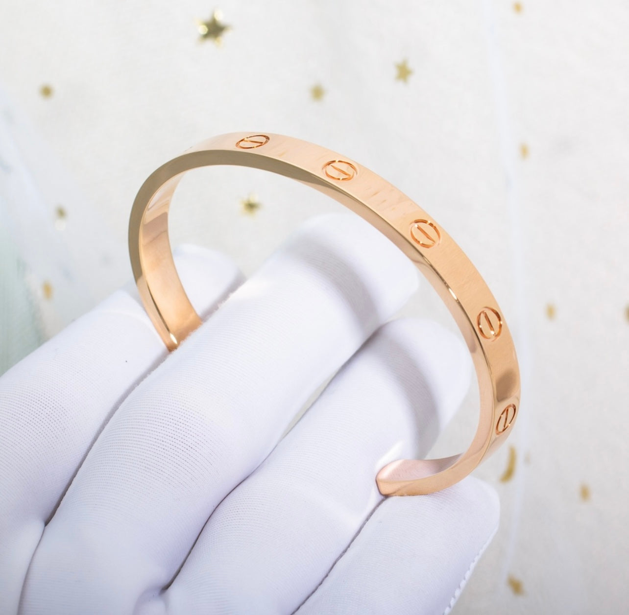 צמיד אלגנטי פתוח בגוון זהב ורוד מבריק